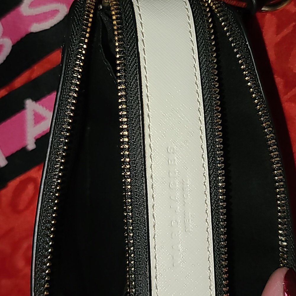 Marc Jacobs snapshot bag. Comes with pink bag strap. - Picture 6 of 6